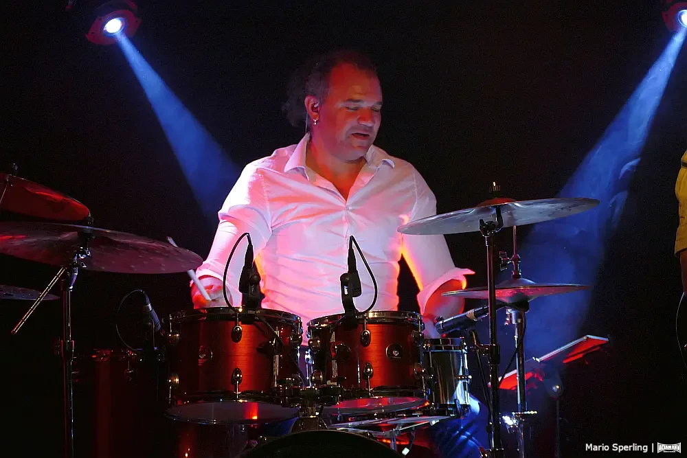 Eduardo Mota am Schlagzeug