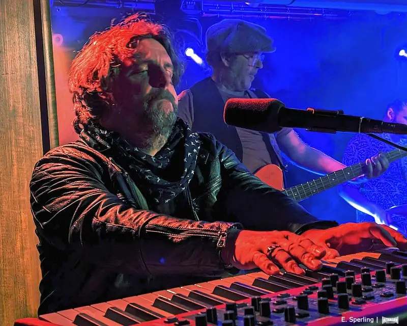 Keyboarder Edwin Risbourg im Vordergrund und Geert Boeckx - The BluesBones in der Hafenbar Tegel