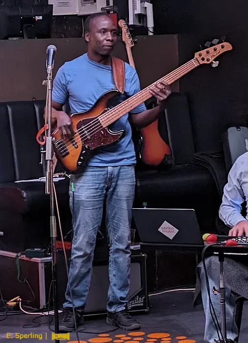 Carlos Delelane, Bass - Arya M. Sharma & Friends bei Speiches R&B Stage
