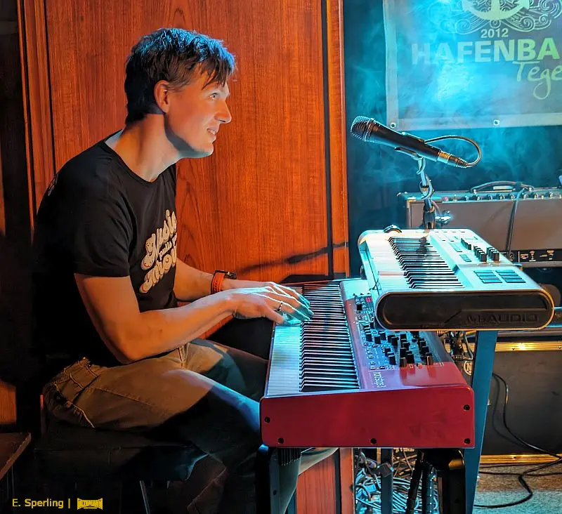 Ruud Hoevenaar an den Keyboards - Paul Childers & The Makers in der Hafenbar Tegel Berlin, Germany