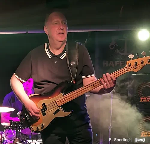 Intensiver Basspieler, Carlo van Belleghem - Jesse Redwing in der Hafenbar Tegel