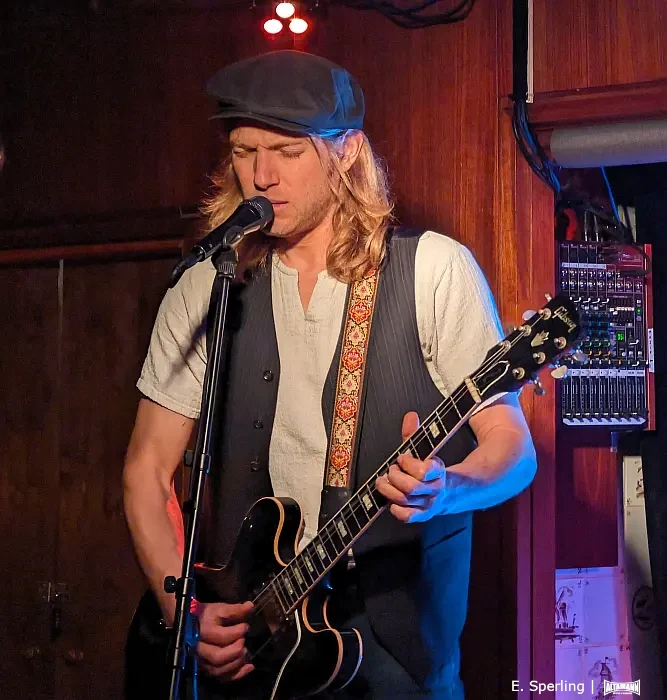 Jesse Redwing, Gitarre - Jesse Redwing in der Hafenbar Tegel