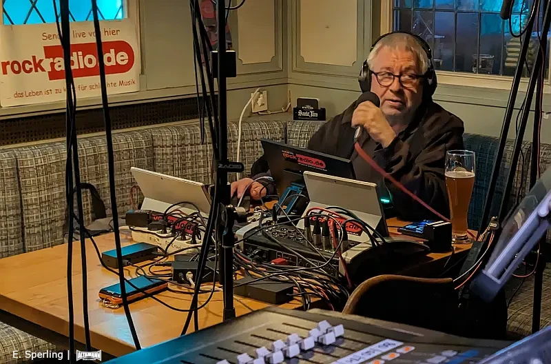 Klaus Schnabel-Koeplin beim recorden des Kozertes für Rockradio.de - Hanno Bruhn Gang Live in der Hafenbar - Tegel 2023
