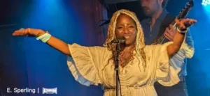 Dvora Davis bei ihrem Konzert in der Hafenbar Tegel, Berlin