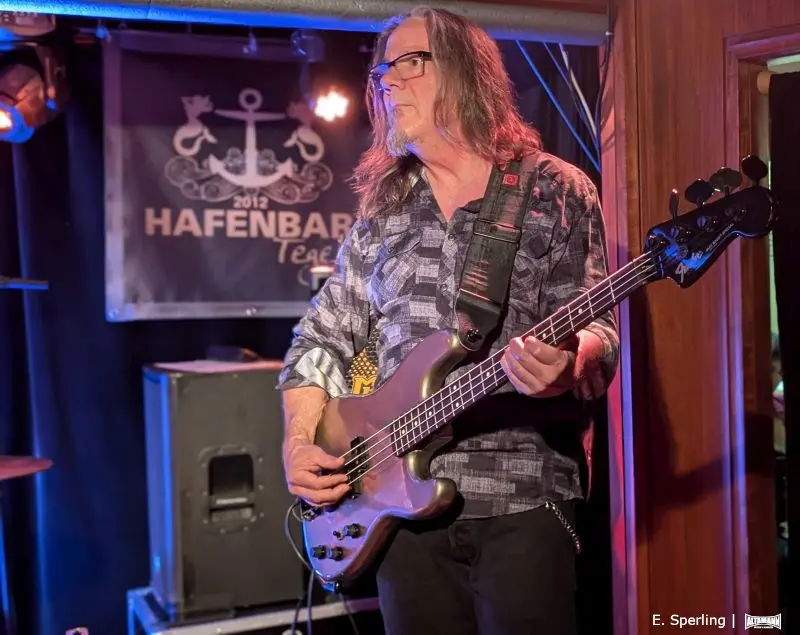 Bassist Bill Blok - Jason Ricci & The Bad Kind in der Hafenbar Tegel Berlin