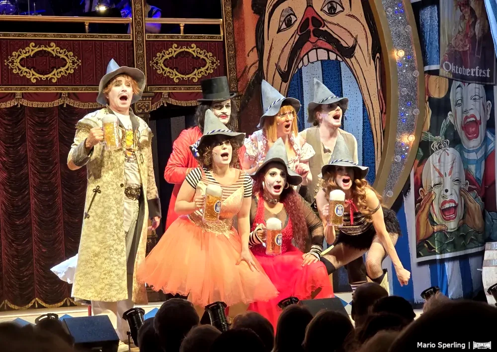 Das Ensemble - Oktoberfest The Musical, Beinah wahr im Renaissance Theater Berlin