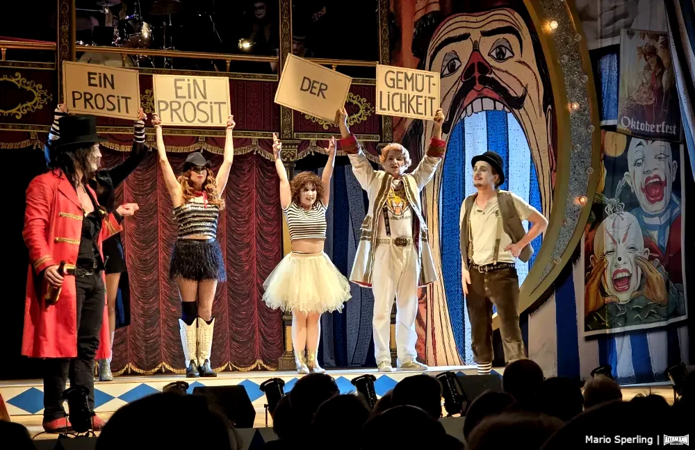 Ein Prosit der Gemütlichkeit - Oktoberfest The Musical, Beinah wahr im Renaissance Theater Berlin