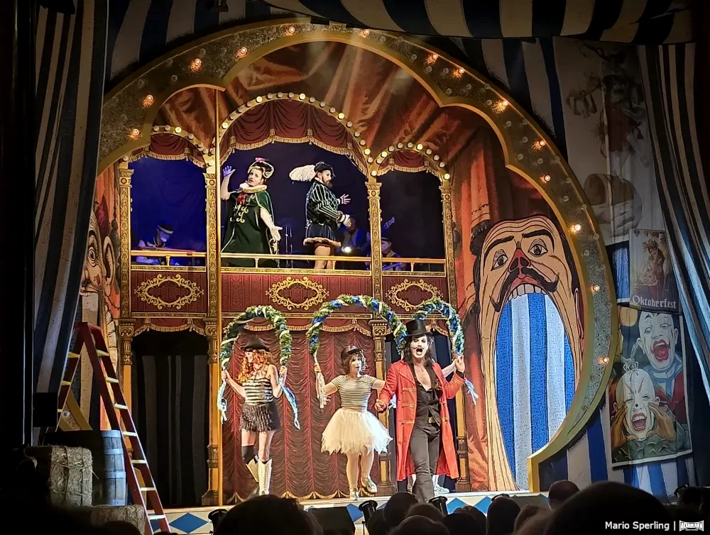 Ein herrliches Bühnenbild - Oktoberfest The Musical, Beinah wahr im Renaissance Theater Berlin