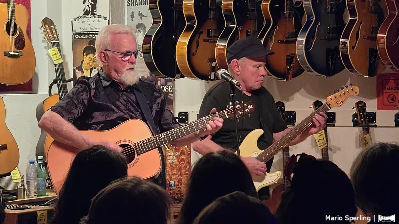 Konzentration, damit alles stimmt - Billy Goodman & Robert Williams Acoustic Live-Session bei Berlin Guitars