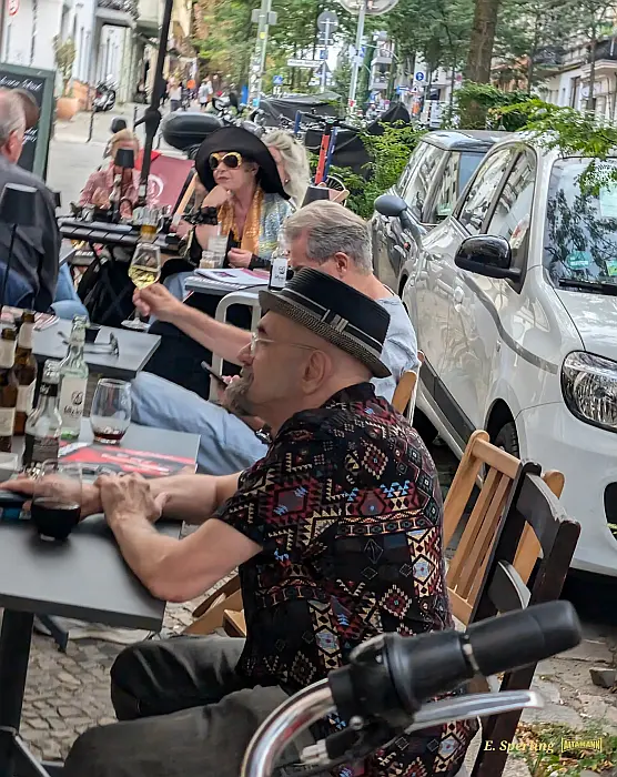 Alle Tische waren besetzt - Durchblättern bei BERLIN - MENSCHEN KULTUR FOTOGRAFIE