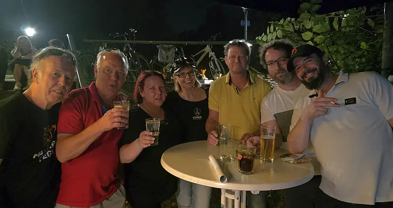 V.l.n.r.: Pete, Thomas, Gina, Eve, Hans, Marcus und Jäger bei der Aftershowsause - The Cold Stares in der Hafenbar Tegel, Berlin