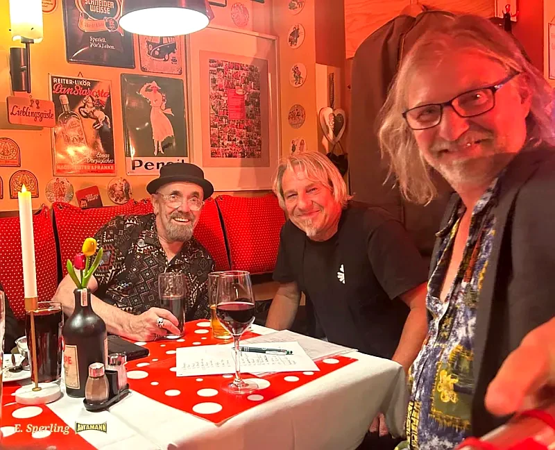 Das hat richtig Spaß gemacht. Dirk Zöllner, vorne, mit Andre Gensicke und dem ALTAMANN - Die Zöllner - Duo Infernale im Kulturrestaurant Dicke Paula