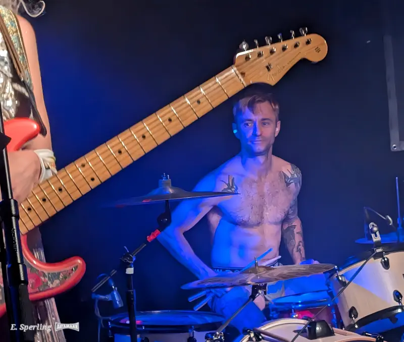 Der Schlagzeuger der Band - The SoapGirls in der Hafenbar Tegel Berlin