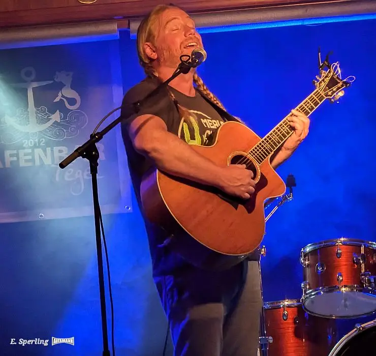 Gitarre und Gesang, Keegan McInroe - Keegan McInroe in der Hafenbar Tegel Berlin