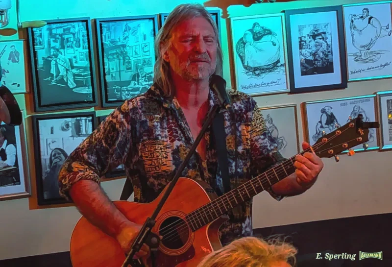 Konnte leider nur wenig mit der Gitarre begleiten, Dirk Zöllner - Die Zöllner - Duo Infernale im Kulturrestaurant Dicke Paula