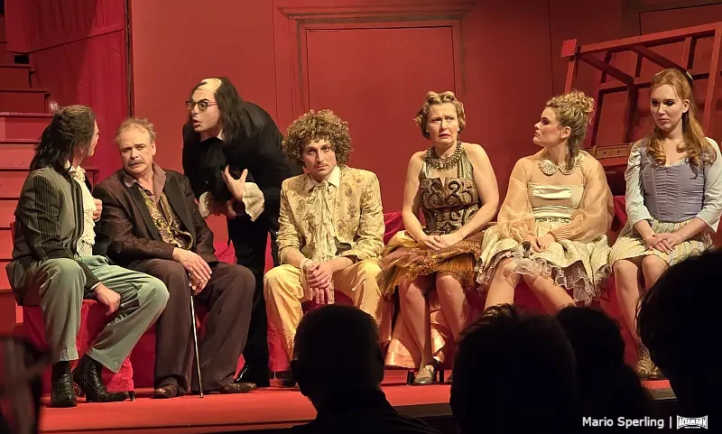 Tartuffe im Renaissance Theater Berlin mit Stefan Jürgens, Dirk Nocker, Ingo Hülsmann, Christin Nichols, Emese Fay, Martin Schneider, Skye MacDonald, Leonie Krieg, Maxim Kurze und Aaron Blanck.