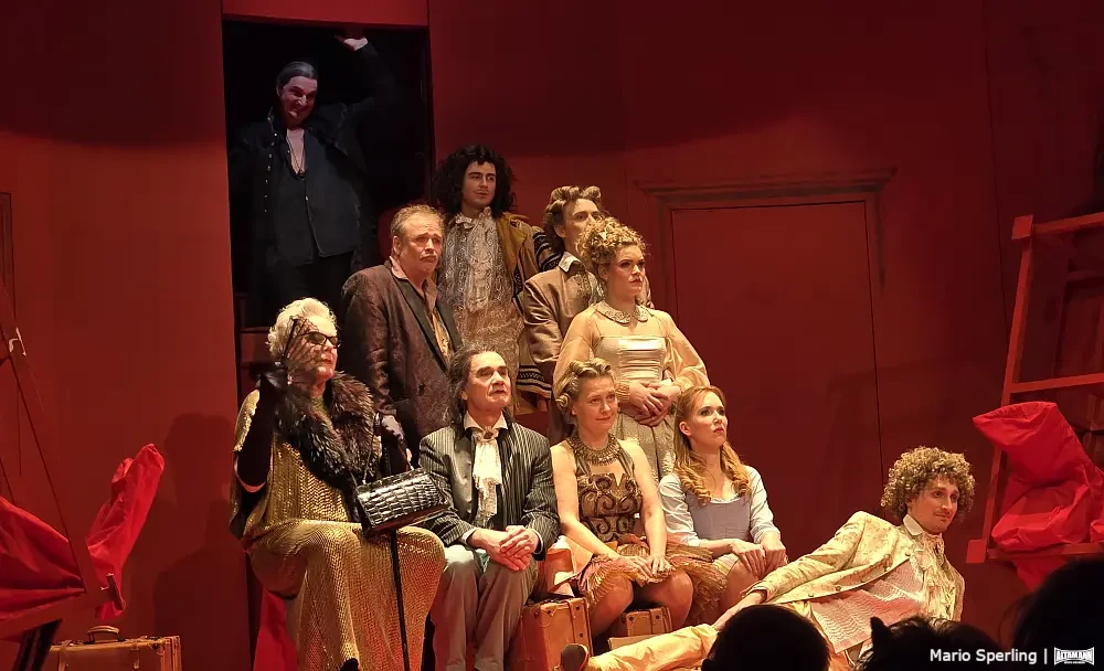 Tartuffe im Renaissance Theater Berlin mit Stefan Jürgens, Dirk Nocker, Ingo Hülsmann, Christin Nichols, Emese Fay, Martin Schneider, Skye MacDonald, Leonie Krieg, Maxim Kurze und Aaron Blanck.