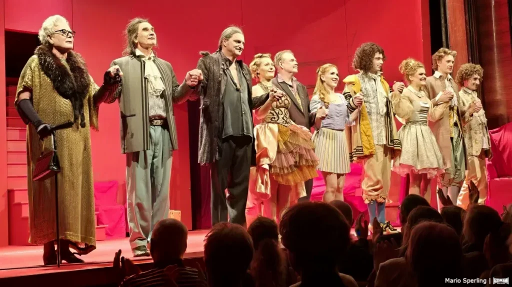 Tartuffe im Renaissance Theater Berlin mit Stefan Jürgens, Dirk Nocker, Ingo Hülsmann, Christin Nichols, Emese Fay, Martin Schneider, Skye MacDonald, Leonie Krieg, Maxim Kurze und Aaron Blanck.