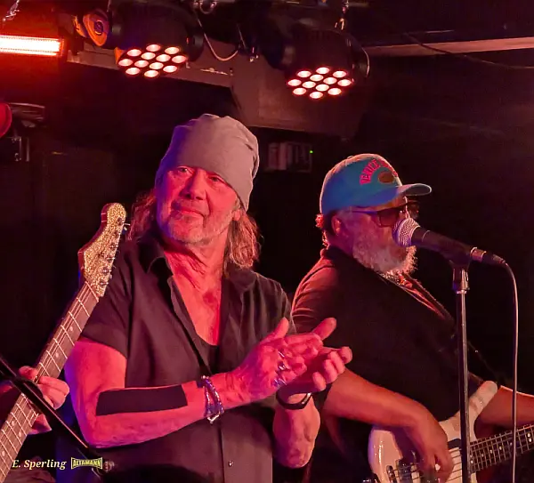 Gert Lange klatscht den Takt und Reggie Worthy - The Hamburg Blues Band im Quasimodo Berlin