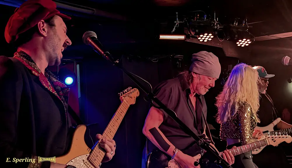 Krissy Matthews intensiv bei der Arbeit - The Hamburg Blues Band im Quasimodo Berlin