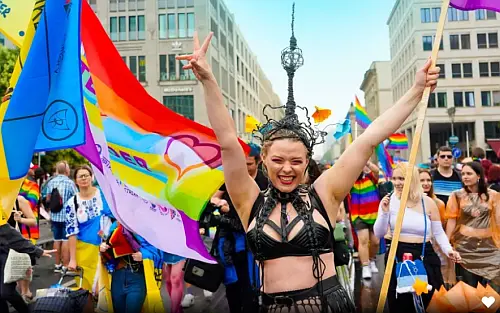Frau mit Leder-Outfit und Fernsehturm-Kopfschmuck auf der CSD-Parade Berlin 2024.- Foto rbb-online.de