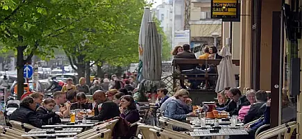 Bild T-Online - Besucher im Café Schwarzsauer Archivbild - Quelle imago stock-people-imago-images-bilder - Beitrag