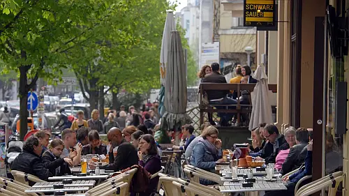 Bild T-Online - Besucher im Café Schwarzsauer Archivbild - Quelle imago stock-people-imago-images-bilder