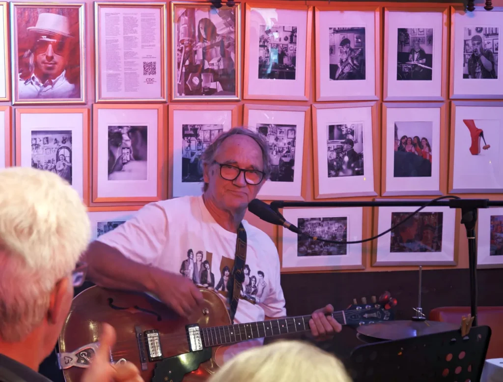 Daumen hoch - Kalle Kalkowski im Kulturrestaurant Dicke Paula - Foto Tim Hoesmann