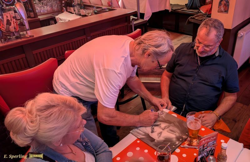 Kalle Kalkowski signiert sein Album - tief aus`m bauch - von 1987 eines Anwesenden Fans, beim Konzert im Kulturrestaurant Dicke Paula - Foto E. Sperling für ALTAMANN.com