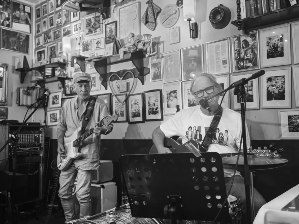 Michael Schirmer links und Kalle Kalkowski im Kulturrestaurant Dicke Paula - Foto Tim Hoesmann