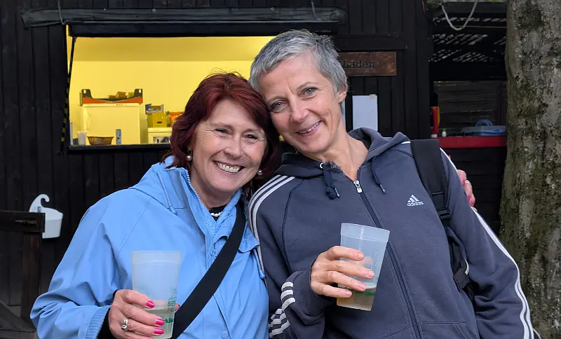 Rita Kalkowski links und Anja Leu in der Biesdorfer Parkbühne
