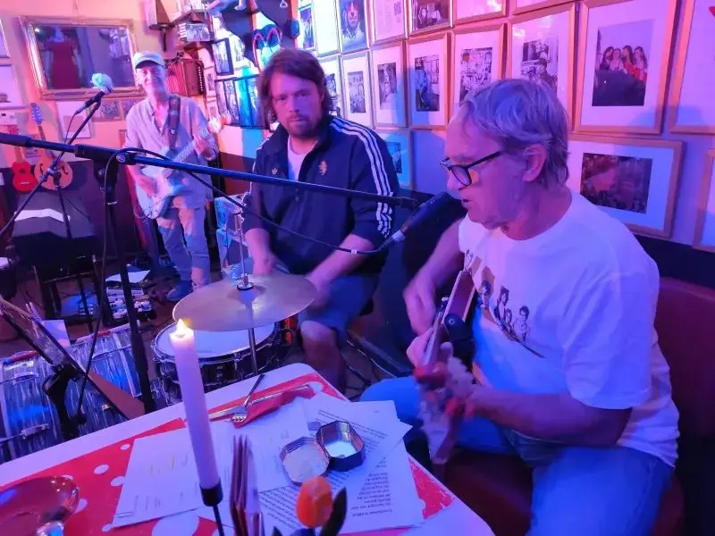 V.l.n.r.: Michael Schirmer, Boris Kalkowski - Schlagzeug und Kalle Kalkowski im Berliner Kulturrestaurant Dicke Pau