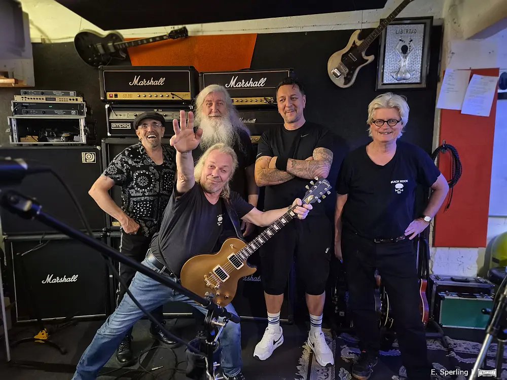 Black Rock Berlin ft. Der ALTAMANN - V.l.n.r.: DER ALTAMANN, Arno Koch, Blaschko Brdar und Paul Schwingenschlögl, vorne Raymond Ray Ebert - Black Rock Berlin