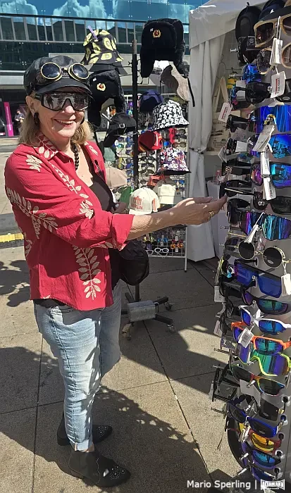 Eve beim Informationsgang auf dem Berliner Alexanderplatz