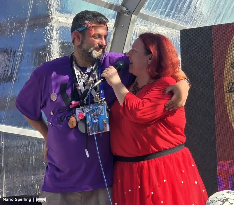 Gina und der Moderator der Show bei der FOA-Berlin - Kulturrestaurant Dicke Paula Berlin