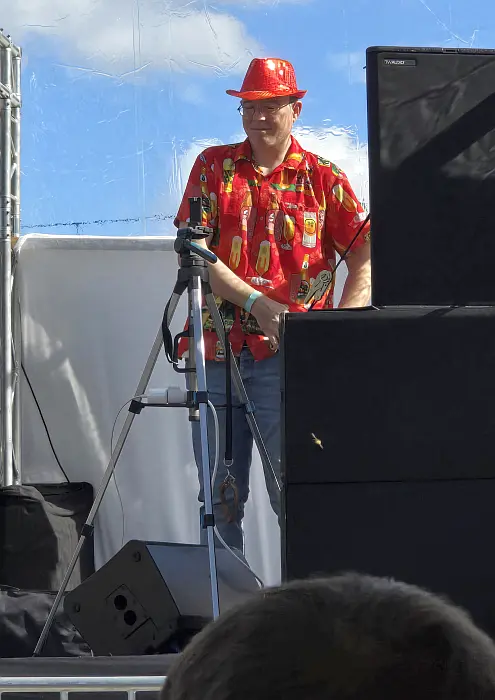 Thomas Marohn nach getaner Arbeit, dem aufzeichnen des Auftritts des Hans & Gina Trio auf dem Berliner Alexanderplatz