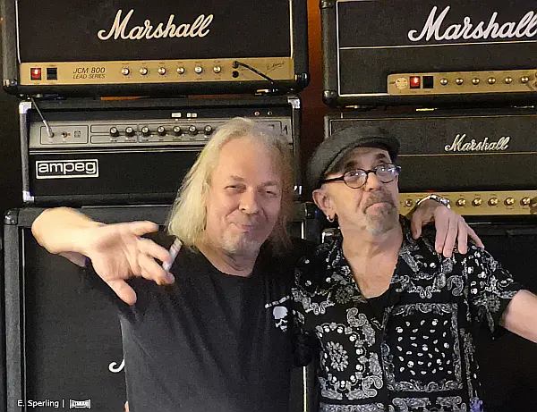 Vor dem Marshall-Tower, DER ALTAMANN und Ray - Black Rock Berlin