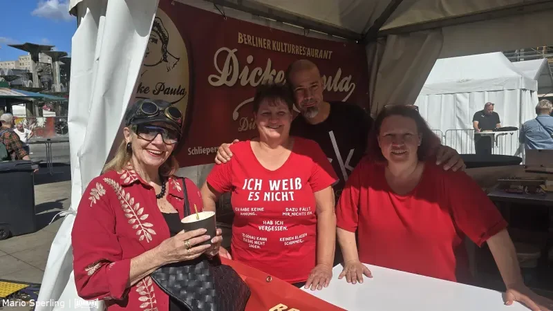 V.l.n.r.: Eve, Fee, Karsten und Gina mit der Dicken Paula auf dem Alexanderplatz Berlin
