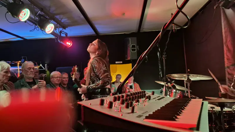 Bis an den Rand der Stage - Ally Venable im MuscClub Schmölln