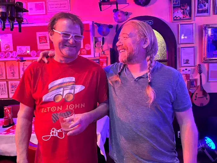 Da haben sich zwei gefunden - Keegan McInroe rechts und Hans Reißner im Kulturrestaurant Dicke Paula, Berlin
