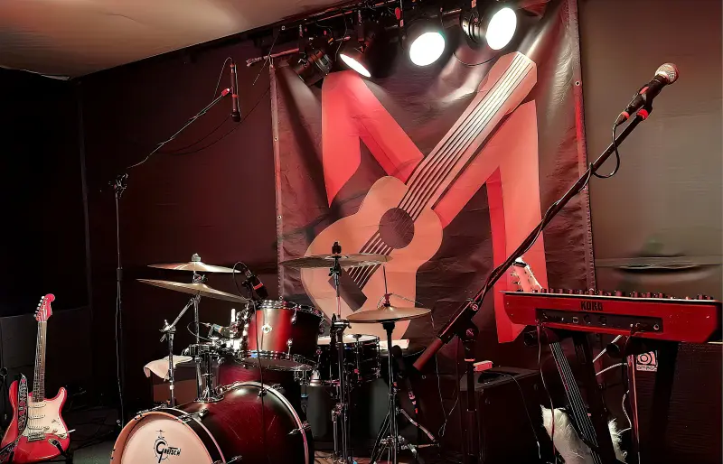Die Stage im MusicClub Schmölln bei Ally Venable