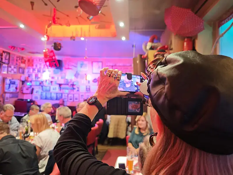 Eve dokumentiert den gut besuchten Abend, beim Konzert von Keegan McInroe im Kulturrestaurant Dicke Paula, Berlin