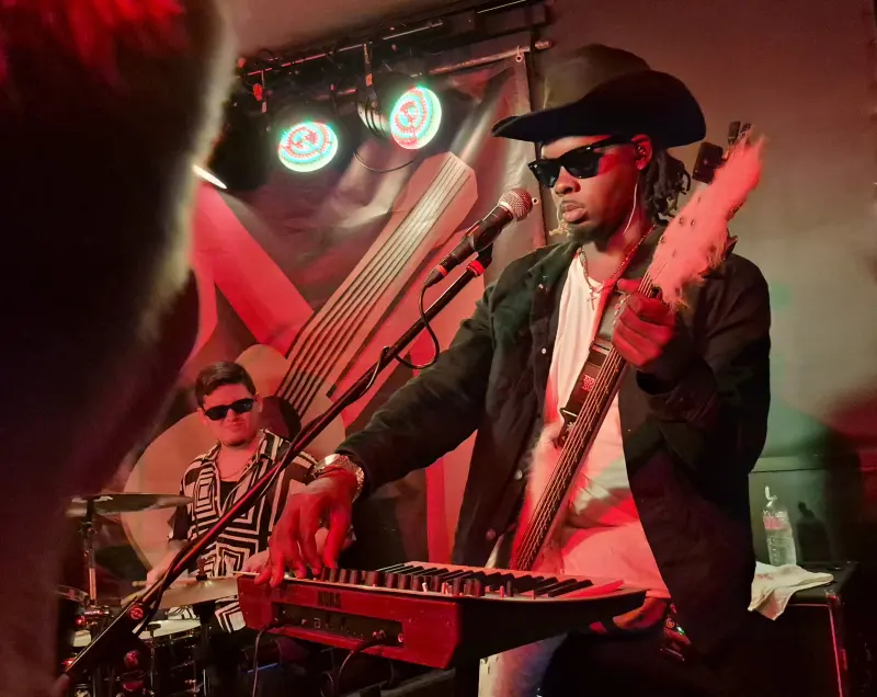 Isaac Pulido, Drums und E J Bedford - Ally Venable im MusicClub Schmölln