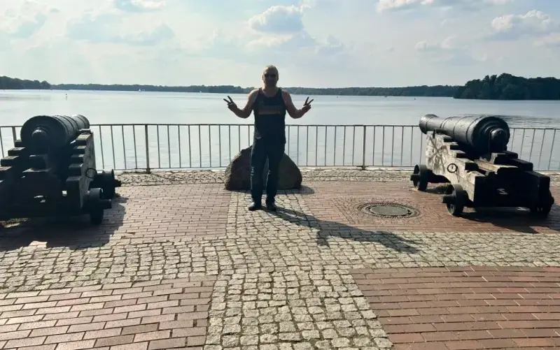 Keegan McInroe am Kanonenplatz in Berlin Tegel - Kulturrestaurant Dicke Paula, Berlin