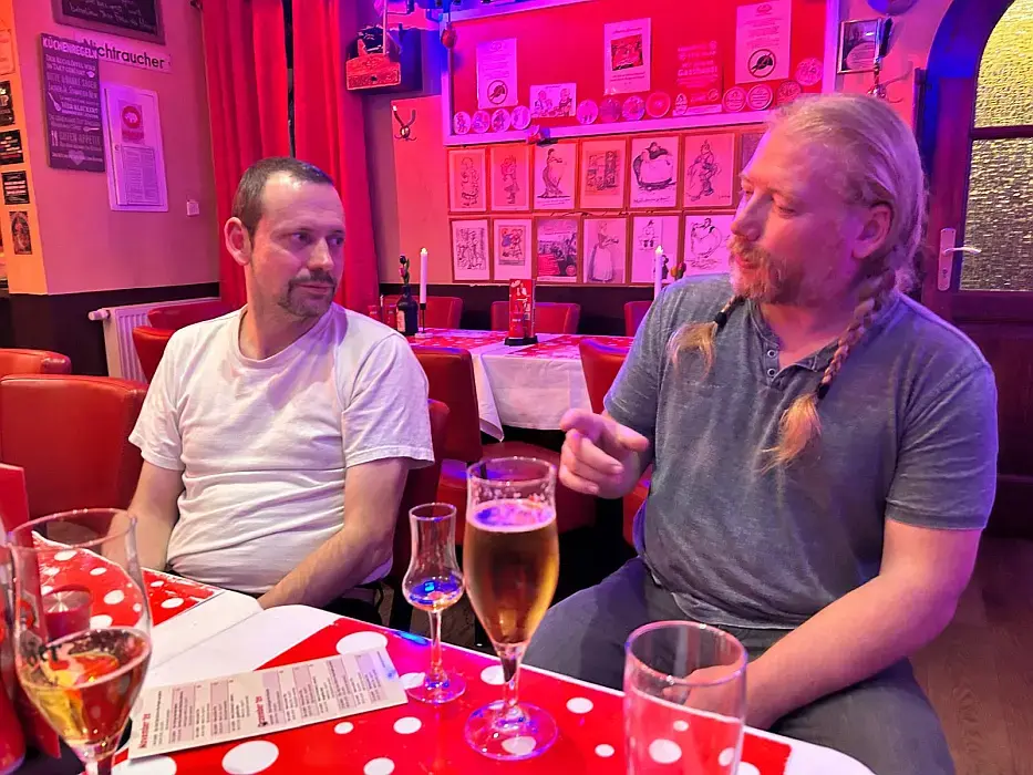 Kleine Fachsimpellei über das gute Essen - Links Götz und Keegan McInroe im Kulturrestaurant Dicke Paula