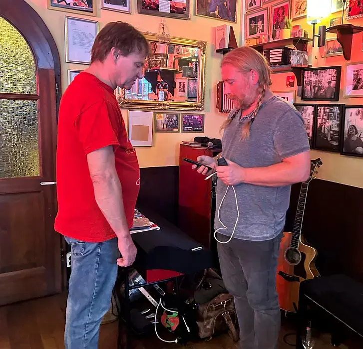 Soundcheck vor dem Konzert im Kulturrestaurant Dicke Paula, Hans Reißner, links und Keegan McInroe