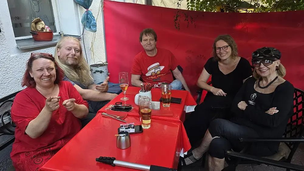 V.l.n.r.: Gina Kahl-Reißner, Keegan McInroe, Hans Reißner, Jette und Eve - Kulturrestaurant Dicke Paula Berlin