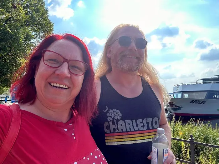 Zwei Sonnige Gemüter. Gina Kahl-Reißner und Keegan McInroe an der Greenwichpromenade, Berlin - Kulturrestaurant Dicke Paula