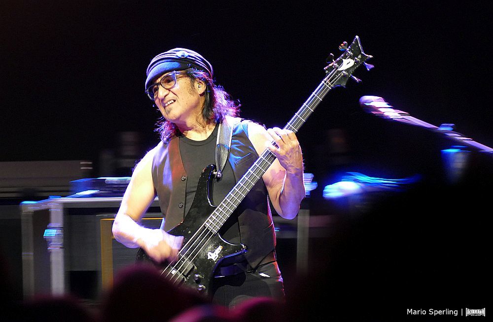 John Avila (ex. Oingo Boingo) am Bass - Walter Trout im Kesselhaus Berlin