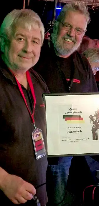 Klaus Schnabel-Köplin, links und Sam Kuhfus mit dem German Blues Award 2025